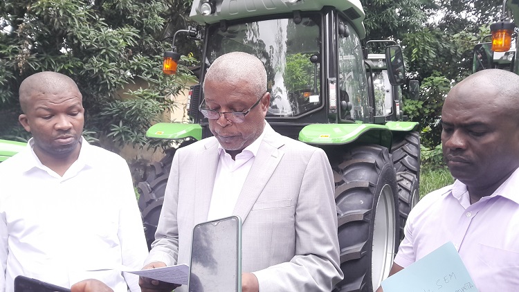 image Remise officielle de tracteurs aux 7 CRDE couverts par le projet PIDC